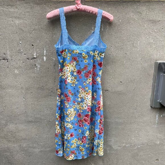 Vintage Blue and Pink Floral Dress with Lace Detailing - Picture 5 of 5